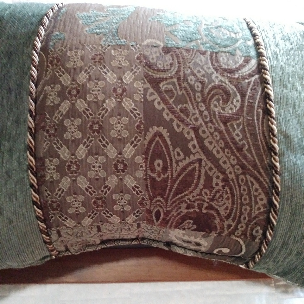 Decretive Throw Pillow